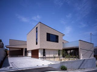 House in Okayama, イクスデザイン / iks design イクスデザイン / iks design منزل عائلي صغير بلاط