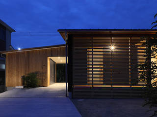 バイクガレージのある平屋, 芦田成人建築設計事務所 芦田成人建築設計事務所 Rustic style houses Wood