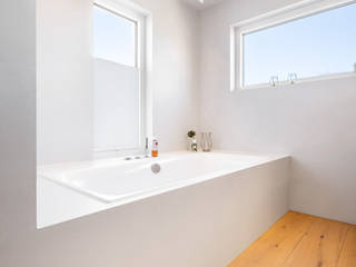 Fugenloses Bad: alles aus einem Guss, Lamurista GmbH Lamurista GmbH Modern Bathroom