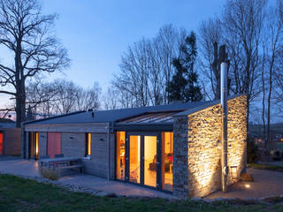 Modernes Lichtdesign für ein exklusives Ferienhaus in der Eifel, plan.b lichtplanung plan.b lichtplanung Bungalow Holz