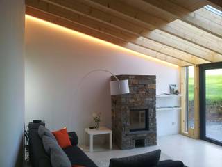 Modernes Lichtdesign für ein exklusives Ferienhaus in der Eifel, plan.b lichtplanung plan.b lichtplanung Moderne Wohnzimmer Holz Weiß