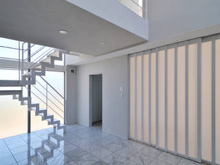 HOUSE-ISU, 島田博一建築設計室 島田博一建築設計室 モダンスタイルの 玄関&廊下&階段
