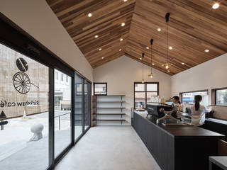 嵯峨嵐山のカフェ(新築), I.M.A DESIGN OFFICE (ｱｲｴﾑｴｰﾃﾞｻﾞｲﾝｵﾌｨｽ)一級建築士事務所 I.M.A DESIGN OFFICE (ｱｲｴﾑｴｰﾃﾞｻﾞｲﾝｵﾌｨｽ)一級建築士事務所 Гостиная в стиле модерн Бамбук Зеленый