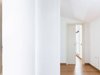 BIANCONIGLIO, GruppoTre Architetti GruppoTre Architetti Modern corridor, hallway & stairs