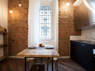 NOT ANOTHER BRICK IN THE WALL, GruppoTre Architetti GruppoTre Architetti Modern dining room