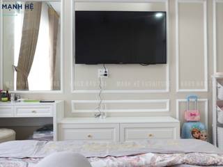 THI CÔNG HOÀN THIỆN NỘI THẤT CHUNG CƯ THE GOLDVIEW 70M2 PHONG CÁCH TÂN CỔ ĐIỂN – CHỊ NGỌC, QUẬN 4, Công ty Cổ Phần Nội Thất Mạnh Hệ Công ty Cổ Phần Nội Thất Mạnh Hệ غرفة نوم خشب معالج Transparent