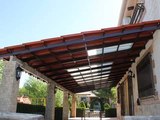 Pérgola con teja plástica color arcilla combinado con translúcida, Roofeco System SL Roofeco System SL 片流れ屋根 プラスティック