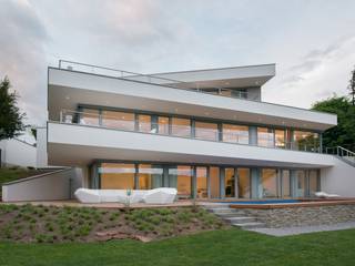 Moderne Villa am Hang mit Pool, Avantecture GmbH Avantecture GmbH Vilas