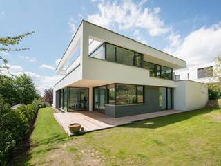 Moderne Villa mit Flachdach in Bad Soden, Avantecture GmbH Avantecture GmbH Villas