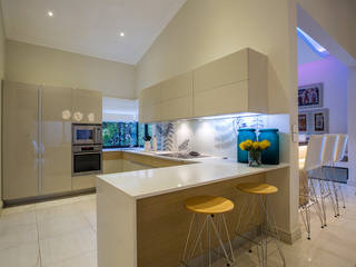 Residence in Zimbali Golf estate, Architech Architech Built-in kitchens Engineered Wood Transparent