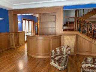 Angolo bar in casa classico, Falegnameria su misura Falegnameria su misura Living roomCupboards & sideboards Wood