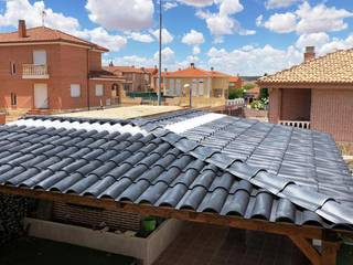 Pérgola con tejado negro, Roofeco System SL Roofeco System SL Sundurma çatı Plastik