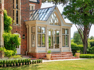 Large bespoke orangery with bronze windows and a tall decorative gable end, Vale Garden Houses Vale Garden Houses Klassischer Wintergarten Holz Beige