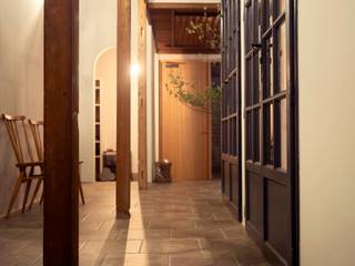 House in Minamitawara, Mimasis Design／ミメイシス デザイン Mimasis Design／ミメイシス デザイン Couloir, entrée, escaliers rustiques