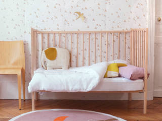 Chambre enfant, Luciole et cie Luciole et cie Classic style nursery/kids room