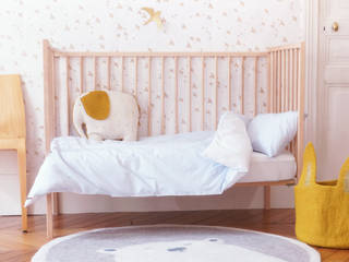 Chambre enfant, Luciole et cie Luciole et cie Classic style nursery/kids room