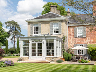 Georgian country house extended with a beautiful orangery that blends harmoniously with the house, Vale Garden Houses Vale Garden Houses Classic style conservatory Wood White