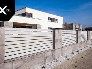 Perfect Match. Nowoczesne ogrodzenie aluminiowe Xcel, XCEL Fence XCEL Fence Jardines delanteros