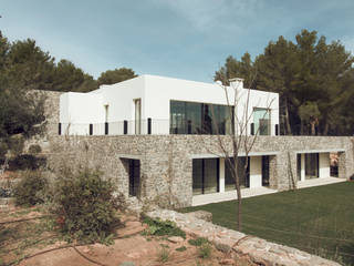 Vivienda unifamiliar en el valle de San Lorenzo, Ibiza, deBM Arquitectura y Paisajismo deBM Arquitectura y Paisajismo Casas de estilo moderno Piedra