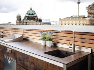 Clooney Rooftop Kitchen-Berlin, KES OUTDOOR LIVING (PTY)LTD KES OUTDOOR LIVING (PTY)LTD Mediterrane keukens