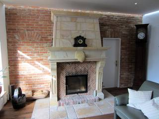 gemütliche Kaminecke aus rustikalen handgestrichenen Ziegelsteinen Feldbrand , Antik-Stein Antik-Stein Country style living room Bricks