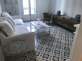 Reformas de viviendas de alto standing, Assista Design Assista Design Living room Tiles