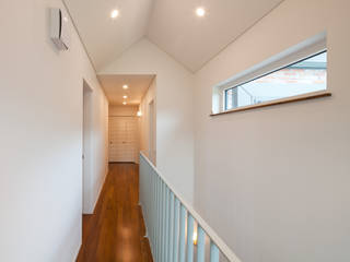 [양평목조주택]서종면 정배리에 위치한 양평목조주택 정배리2호, 위드하임 Withheim 위드하임 Withheim Modern corridor, hallway & stairs White