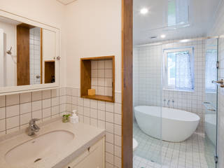 [양평목조주택]서종면 정배리에 위치한 양평목조주택 정배리2호, 위드하임 Withheim 위드하임 Withheim Modern bathroom Tiles White