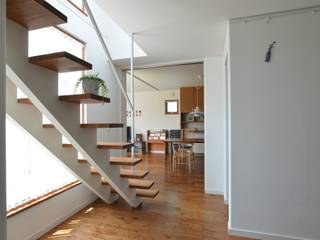 真っ白な漆喰の家, CLAMP一級建築士事務所 CLAMP一級建築士事務所 Stairs Solid Wood Multicolored