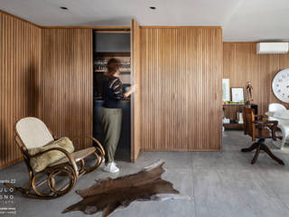 Apartamento Cores neutras e Madeira, Saulo Magno Arquiteto Saulo Magno Arquiteto 餐廳 木頭 Grey