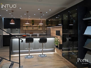 Beautifully lit Intuo glass kitchen, Intuo Intuo Cozinhas modernas