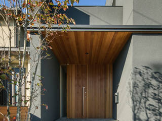 House in Kiyosu, イクスデザイン / iks design イクスデザイン / iks design Коридор, прихожая и лестница в модерн стиле Дерево Эффект древесины