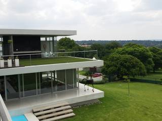 Modern minimalist house in Bryanston, Johannesburg on a sloping site with magnificent views over Johannesburg for a design concious client., Green Evolution Architecture Green Evolution Architecture منزل عائلي صغير باطون مسلح