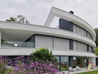 Gebogene Hangvilla in Deckendorf, Avantecture GmbH Avantecture GmbH Villa