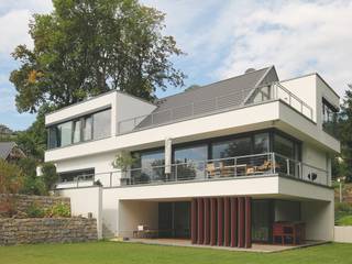 Moderne Satteldachvilla in Königstein, Avantecture GmbH Avantecture GmbH Villas