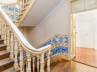 Fotorreportagem de Apartamento em Santos, HOUSE PHOTO HOUSE PHOTO Classic style corridor, hallway and stairs