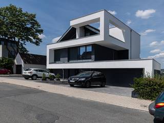 Modernes Satteldachhaus in Schwerdte, Avantecture GmbH Avantecture GmbH Atap gable