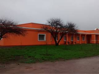 Habitaciones para cabaña agrícola en General Acha, La Pampa, Dario Basaldella Arquitectura Dario Basaldella Arquitectura Casas de campo Ladrillos Naranja
