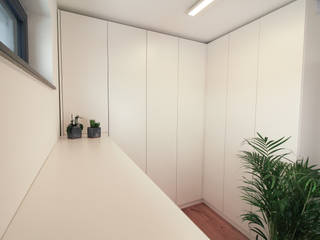 Ankleidezimmer mit Sideboard, meine möbelmanufaktur GmbH meine möbelmanufaktur GmbH Moderne Ankleidezimmer Weiß