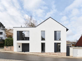 Aus Altbau wird modernes Effizienzhaus , Steffen Wurster Architekten Steffen Wurster Architekten Einfamilienhaus Weiß