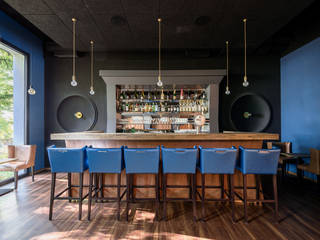 Cool, stylish und gemütlich: eine Bar, die zum Verweilen einlädt, Steffen Wurster Architekten Steffen Wurster Architekten Gewerbeflächen Schwarz