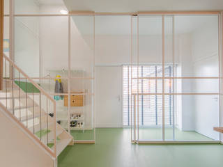 Appartement IJburg, Amsterdam, ÈMCÉ interior architecture ÈMCÉ interior architecture 現代風玄關、走廊與階梯 玻璃