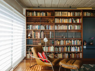 Biblioteca em reforma de apartamento grande em São Paulo, Estudio Piloti Arquitetura Estudio Piloti Arquitetura ห้องนั่งเล่น ไม้ Wood effect