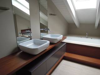 Allestimento di una cabina armadio e di due bagni in mansarda, CLARE studio di architettura CLARE studio di architettura Bagno minimalista