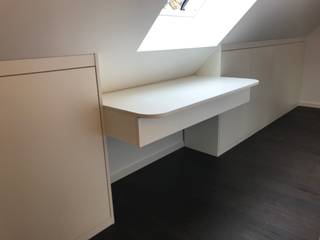 Einbauschrank mit Schreibtisch, Gesagt Getan Möbeldesign Gesagt Getan Möbeldesign Minimalistischer Flur, Diele & Treppenhaus Holzspanplatte
