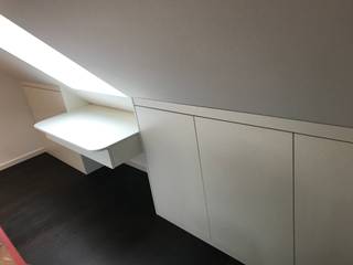 Einbauschrank mit Schreibtisch, Gesagt Getan Möbeldesign Gesagt Getan Möbeldesign Minimalistischer Flur, Diele & Treppenhaus Holzspanplatte