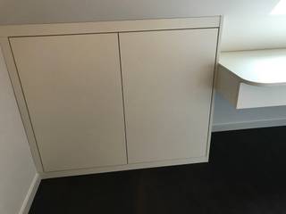 Einbauschrank mit Schreibtisch, Gesagt Getan Möbeldesign Gesagt Getan Möbeldesign Minimalistischer Flur, Diele & Treppenhaus Holzspanplatte