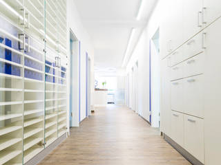 Kieferorthopädische Praxis , Stöckert Möbel-und Objektschreinerei Stöckert Möbel-und Objektschreinerei Modern Corridor, Hallway and Staircase