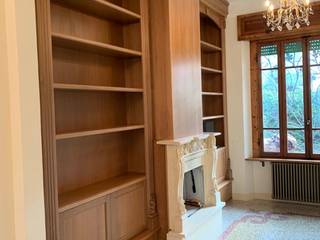 Parete libreria con camino- Il su misura di qualità crea la differenza, Falegnameria su misura Falegnameria su misura Dressing roomWardrobes & drawers Wood