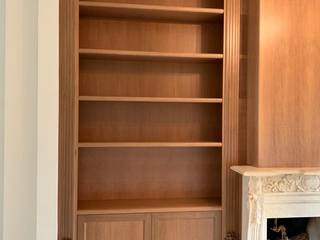 Parete libreria con camino- Il su misura di qualità crea la differenza, Falegnameria su misura Falegnameria su misura Living roomCupboards & sideboards Wood